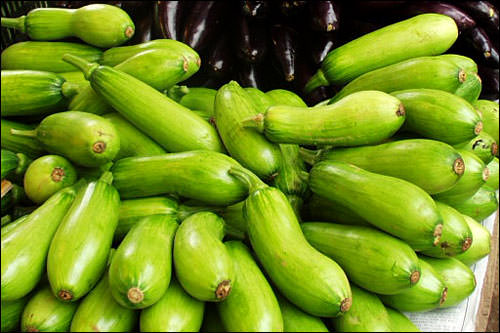 エホバッ(韓国カボチャ)
炒め物やジョン(韓国風ピカタ)、テンジャン(味噌)チゲの具材に。柔らかく、ほんのり甘みがあって皮ごと食べられます。