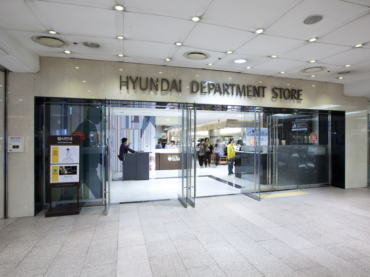 「現代百貨店」の地下食品フロア(デパ地下)とも繋がっています。