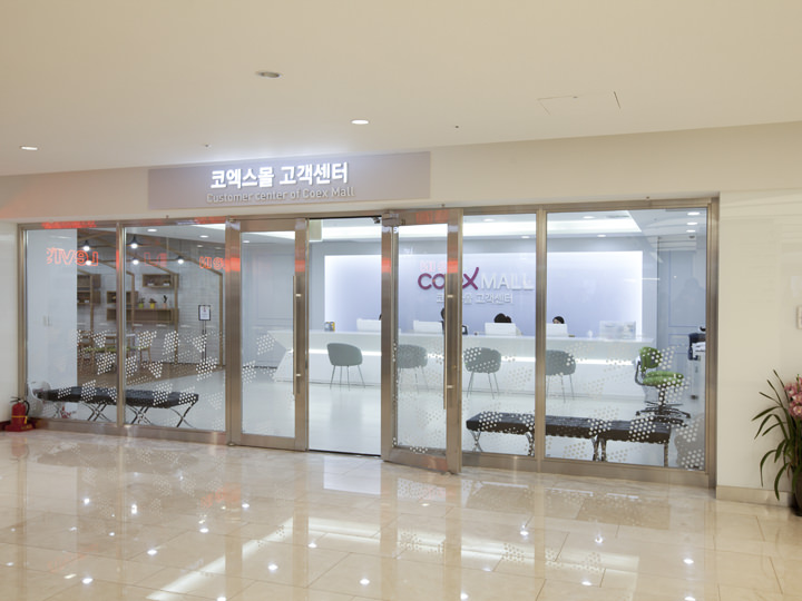 「お客様センター」では、店舗案内はもちろん、スマートフォンの充電サービス、落し物、返却・払戻の相談など総合的なサービスも