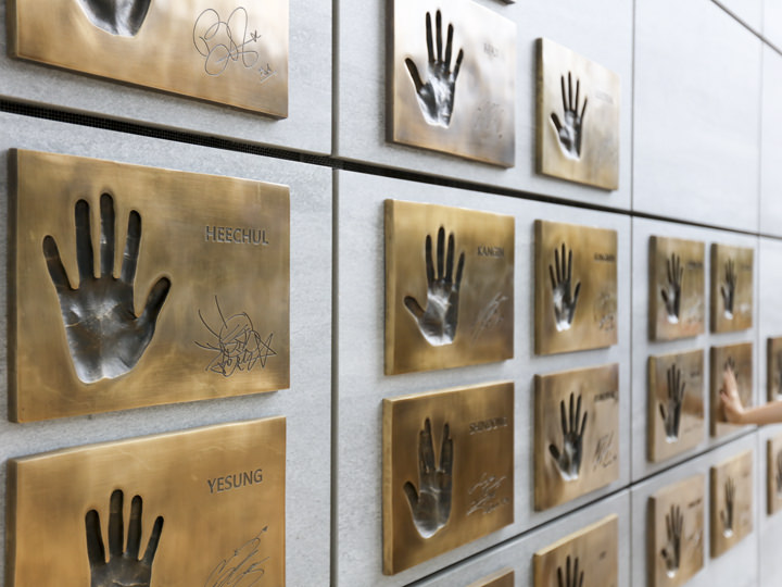 手形コーナーには、SMエンターテインメント所属アーティストの手形が多い