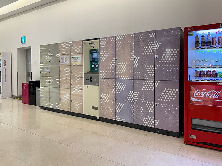 映画館の近くにあるコインロッカー