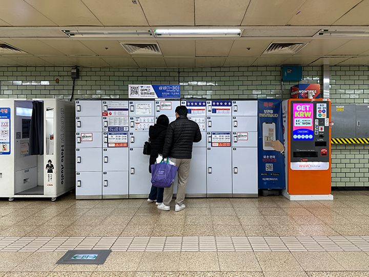 地下鉄2号線「三成駅」のコインロッカーと、WOWPASS機器(右)