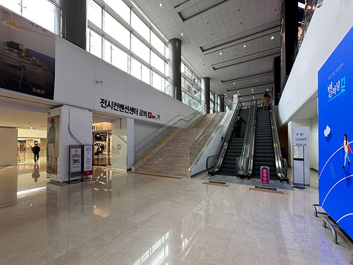 地下1階のモールから1階へ上がるとコンベンションセンターのフロアになります。