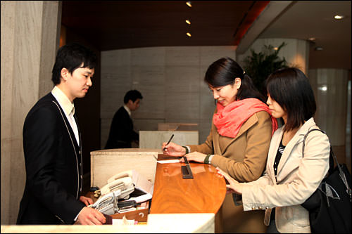 無料ロケ地ツアーは、前日までにベルデスクで申し込み