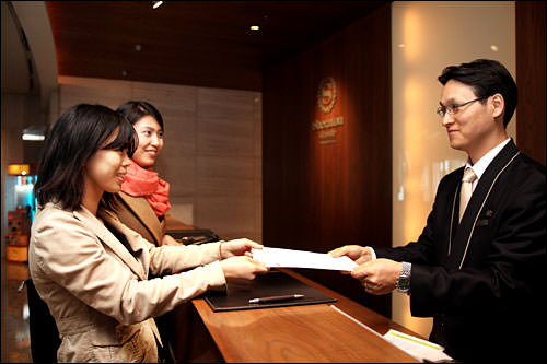 フロントでコネストのバウチャーを提示