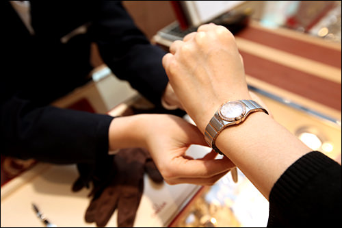 ローズゴールドカラーがソフトなニュアンス
(オメガ、5,180ドル)