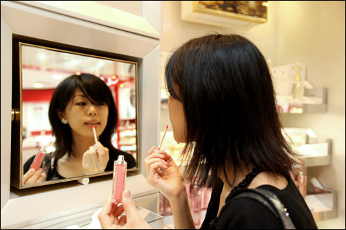 ディオールの新色グロスで女子力UP?
(アディクトウルトラグロス 25ドル)