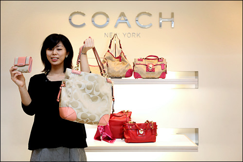 コーチのバッグと財布をセットでゲット!(バッグ:ペイトンシグネチャーサティーントート 300ドル、財布:ペネロピシグネチャーサティーン 170ドル)