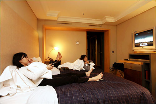 ふかふか枕にクッションまで。ごろりと横になってリラックス