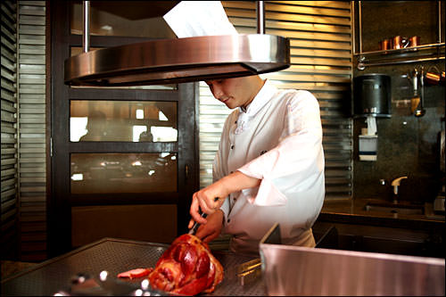 豚肉をその場でスライスしてくれる