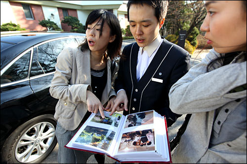 名場面の写真を集めたアルバムを見せてくれるので分かりやすい