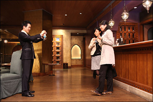 「ホテリアー」「春のワルツ」によく登場したバー「シロッコ」で記念に1枚