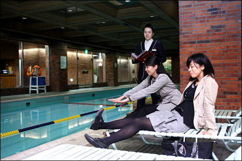 プールに落ちたソン・ユナをヨン様が助けたプール