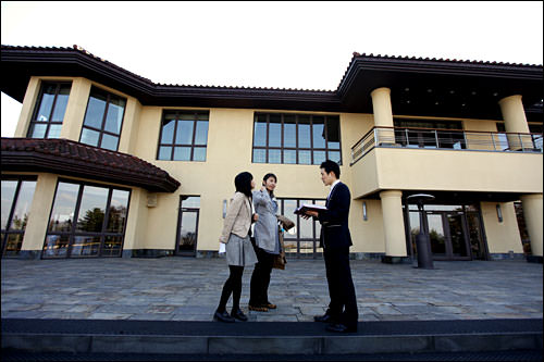 朝礼などが行われたアストンハウス(ドラマでは「ダイアモンドハウス」として登場)