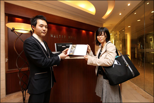 すべて回ったら、免税店の案内デスクで修了証もゲット