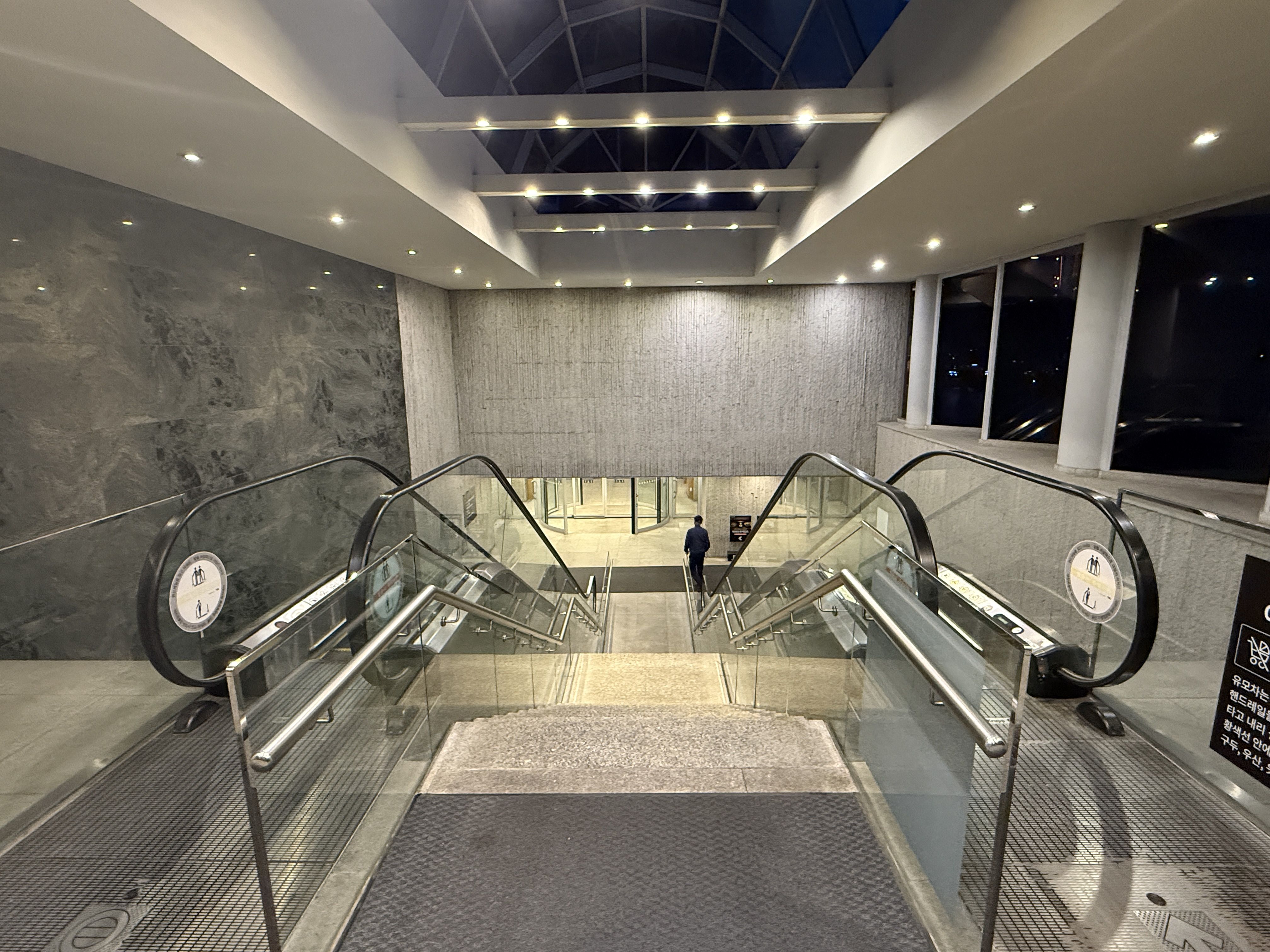 カジノへと降りていくエスカレーター