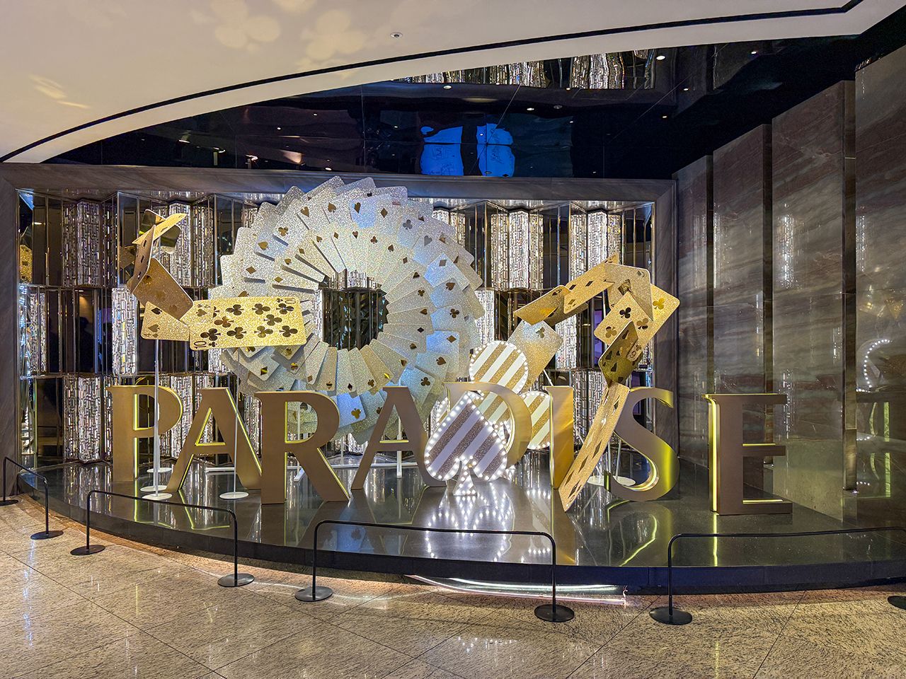 地下に降りてすぐ左側にカジノの入口があります