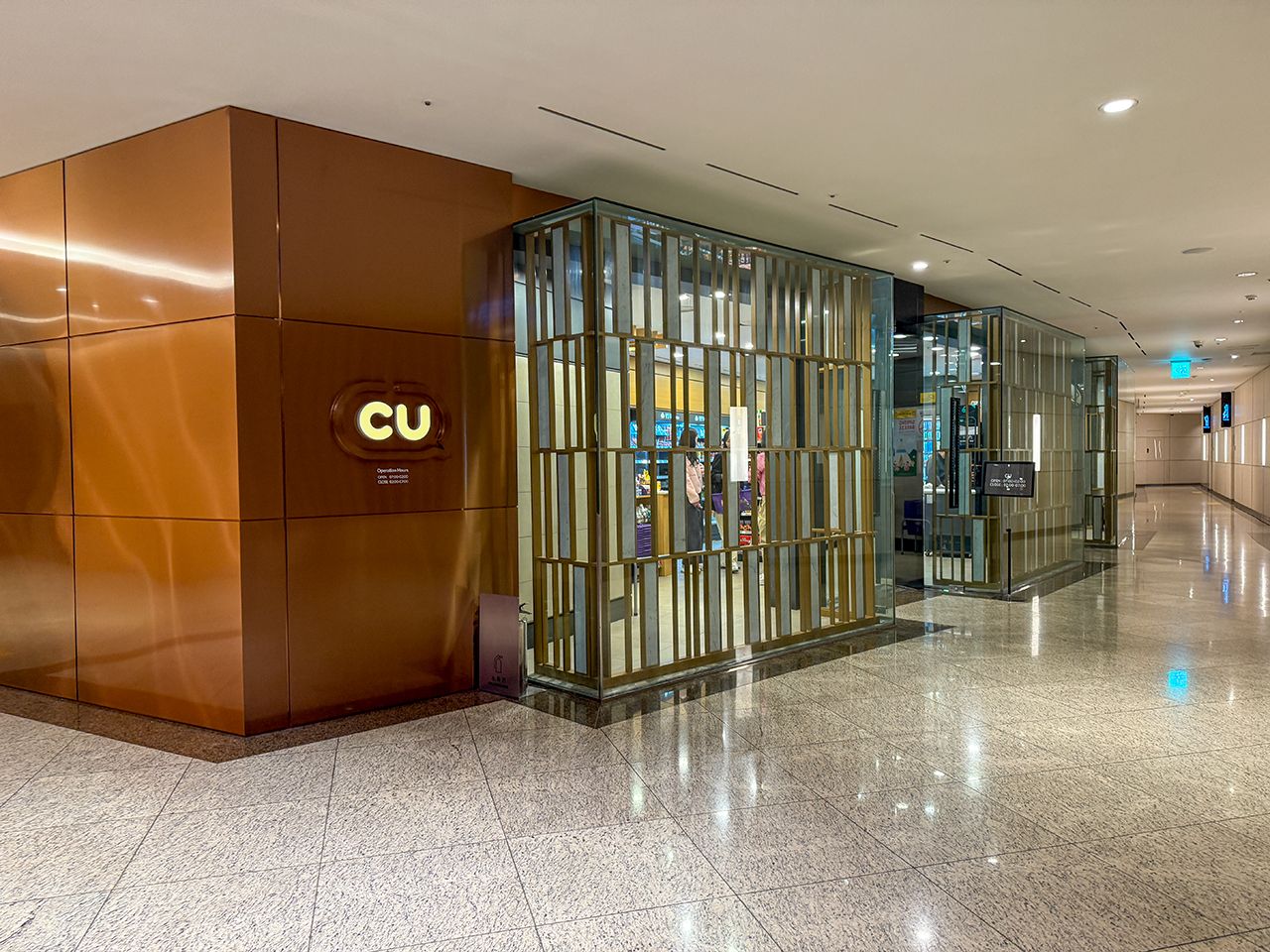 その奥にはコンビニエンスストアもあり、気分転換に利用できます