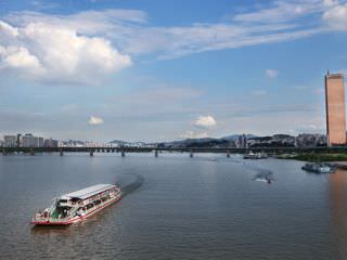 漢江遊覧船と63ビルディング