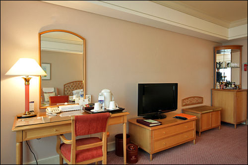 ビッグサイズの液晶テレビや
デスクなど、快適な空間