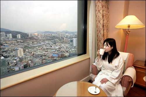 備え付けのバスローブに着替え気分はお金持ちの小マダム