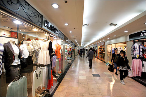 至る所にプチプラ的な洋服店が