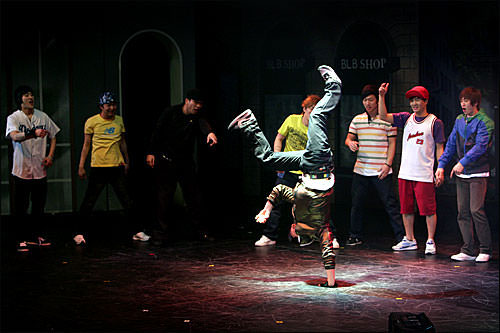 イケメンB-BOYたちの
パワフルなダンスは見ものです