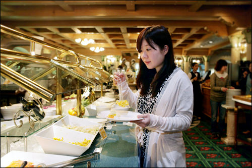 サラダやフルーツも豊富!
目移りしちゃいます