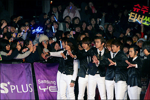 片手を前に出す挨拶ポーズはSUPER JUNIORの専売特許