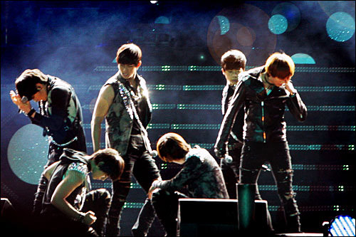 出世曲「Again & Again」