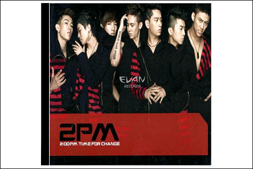 ジェボム(左、元リーダー)が脱退に至ったいわゆる「ジェボム事態」は、韓国社会にも禍根を残した