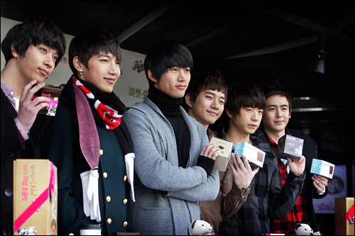 日本人にも人気の「マーケットO(オー)」のお菓子も2PMがモデル