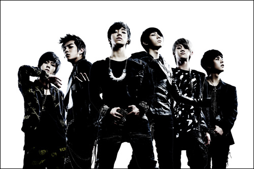 (左から)ドンウン/1991年、ドゥジュン(リーダー)/1989年、ギグァン/1990年、ヒョンスン/1989年、ヨソプ/1990年、ジュンヒョン/1989年
