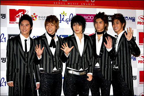 デビュー2年目にしてソウル歌謡大賞など歌謡アワードで
大賞を独占した東方神起