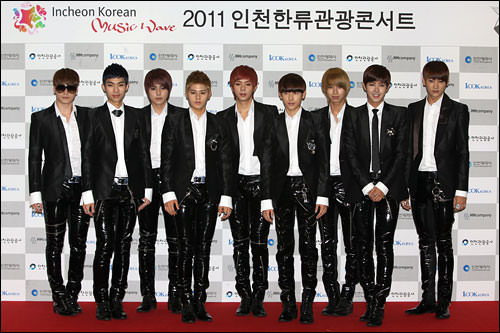 (左上から)ミンウ/1990年、ケビン/1988年、ヒチョル/1989年、ドンジュン/1992年、ジュンヨン(リーダー)/1989年、シワン/1988年、テホン/1989年、グァンヒ/1988年、ヒョンシク/1991年