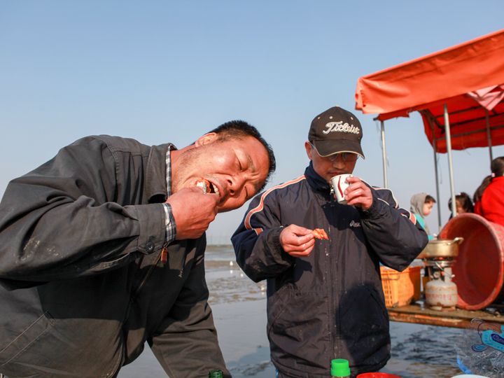 豪快に食べて、飲んで、語らいあいます