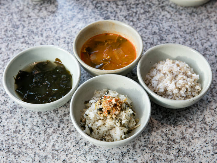 シレギご飯(手前)は、お釜の脇にある醤油ダレをかけても美味