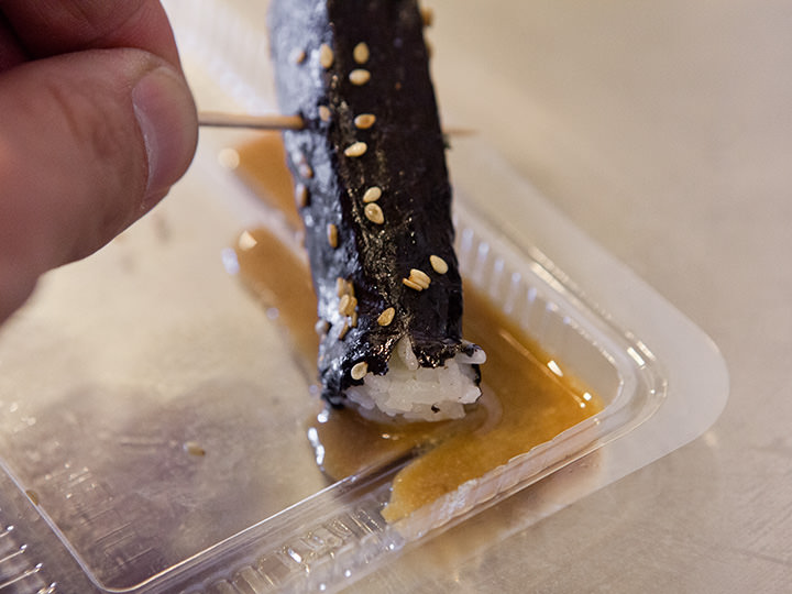 特製のカラシソースにつけるといくらでも食べられそう! 特製のカラシソースにつけるといくらでも食べられそう!