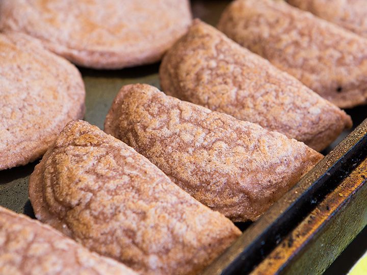 厚みのある生地は甘くなく、
少し塩気のあるあんこがたっぷり