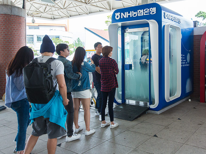 番外編:持ち合わせの現金がない場合は、右側のATMへ