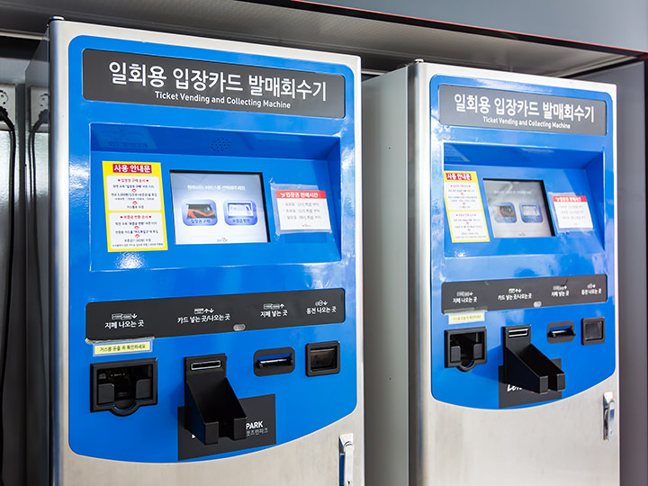 1.画面左側の「입장권 구매(チケット購入)」をタッチし、現金でチケット購入
※保証金(1,000ウォン)あり