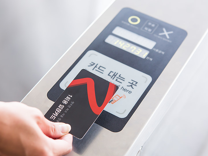 2.入口の改札ゲートでチケットを当て、入場