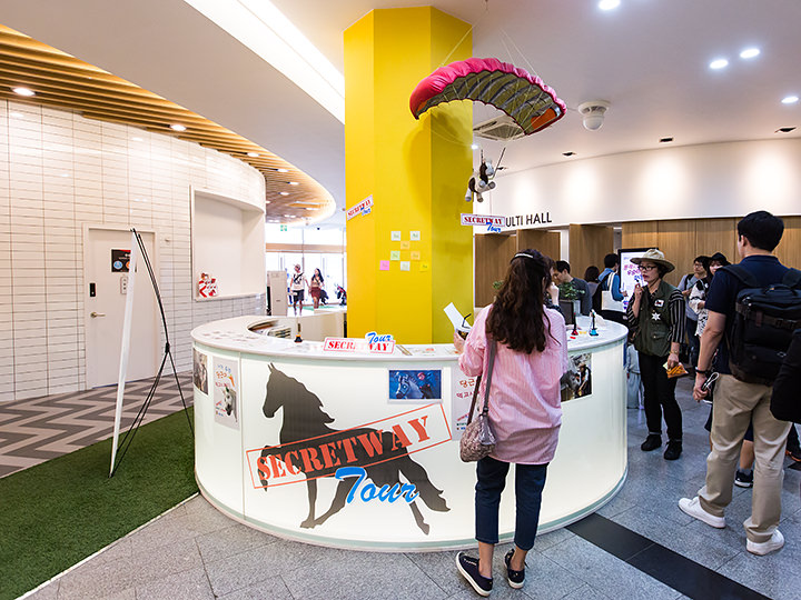 受付・集合場所は「Happy Ville」1階・NOL LOUNGE内の専用カウンター