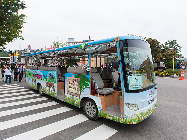 ガイドと一緒に移動し、専用バスへ