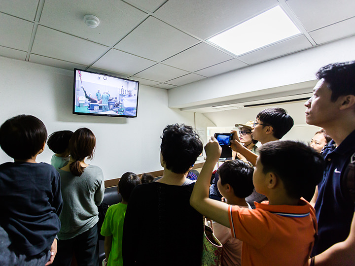 「馬病院」で行なわれた手術内容を映像で鑑賞