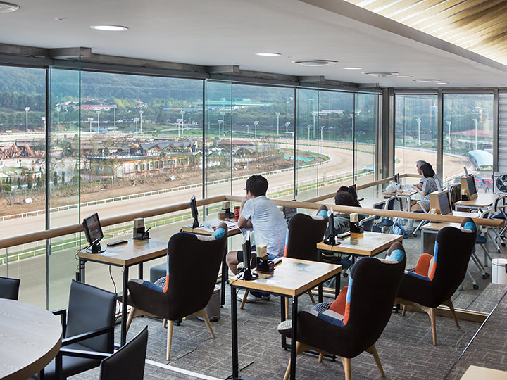 チャンピオンズラウンジ(5階)
※利用料10,000ウォン、当日受付にて現金で支払い、事前予約を推奨