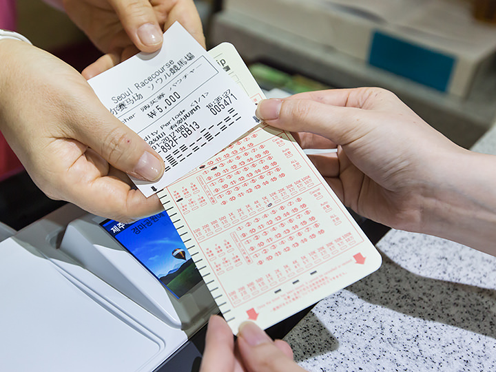 無人馬券販売機を利用せず、受付で購買券とマークシートを渡してもOK