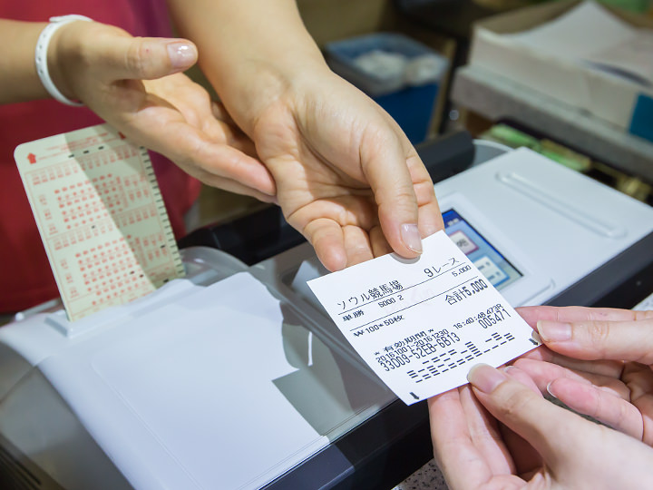 2. 受付でマークシートと賭ける金額を一緒に差し出し、馬券を購入