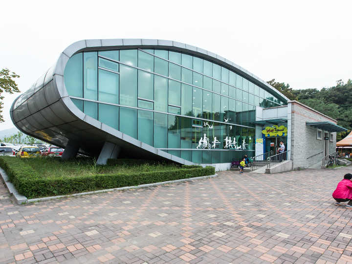 「キッズアイランド」
子どもたちがのびのびと遊ぶことのできる室内アスレチックや、読書、ビデオ鑑賞ルームなどを完備。
対象:4~9歳
営業日:土・日曜
料金:(30分未満)無料、(3時間未満)2,000ウォン~