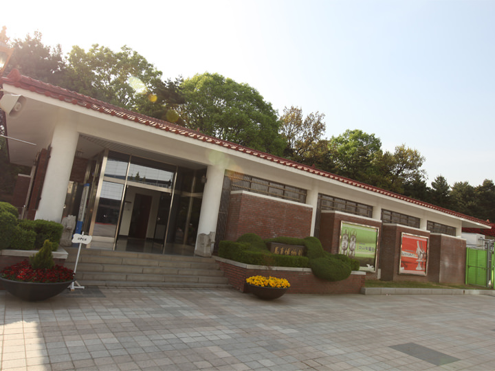 「馬事博物館」
国内唯一、馬に関する専門博物館。古来から人々の近くにあった馬文化を絵画や彫刻、関連書などで紹介します。
営業時間:10:00~17:30
休業日:不定休、月曜、1月1日、旧正月・秋夕(チュソク)の連休